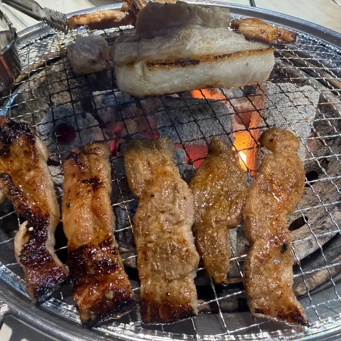 숯불 위에서 익어가는 삼겹살과 갈비