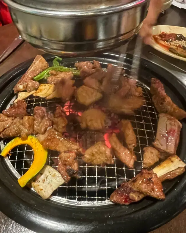 불판 가득 올려진 돼지갈비