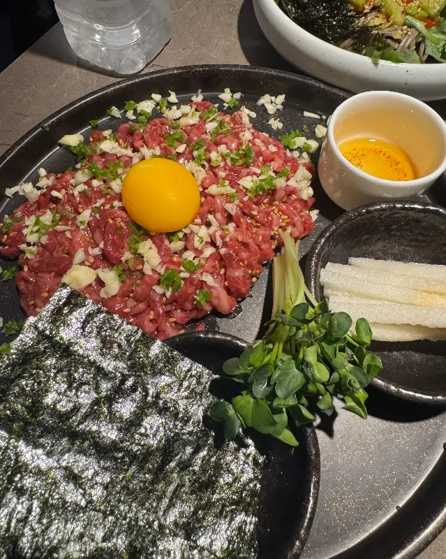 신선함이 살아있는 육미안의 육회