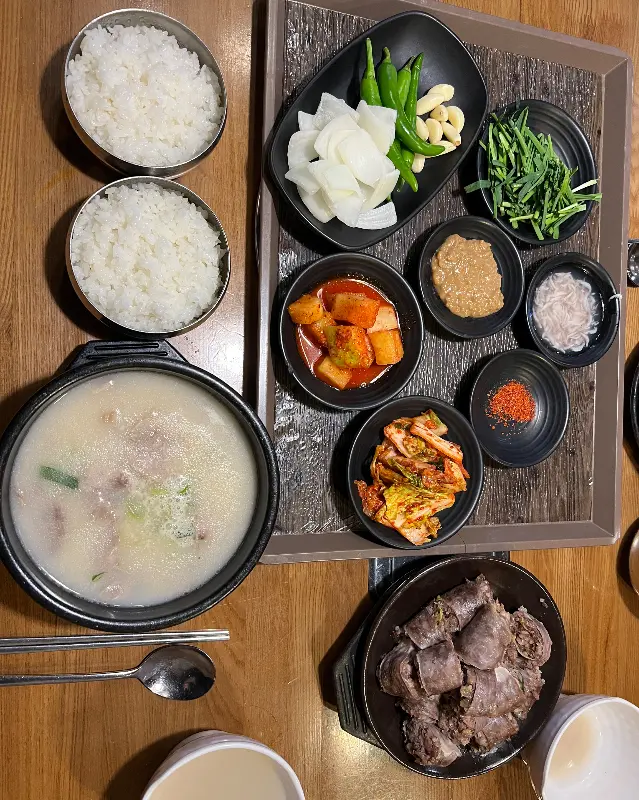 한 상 가득 차려진 국밥