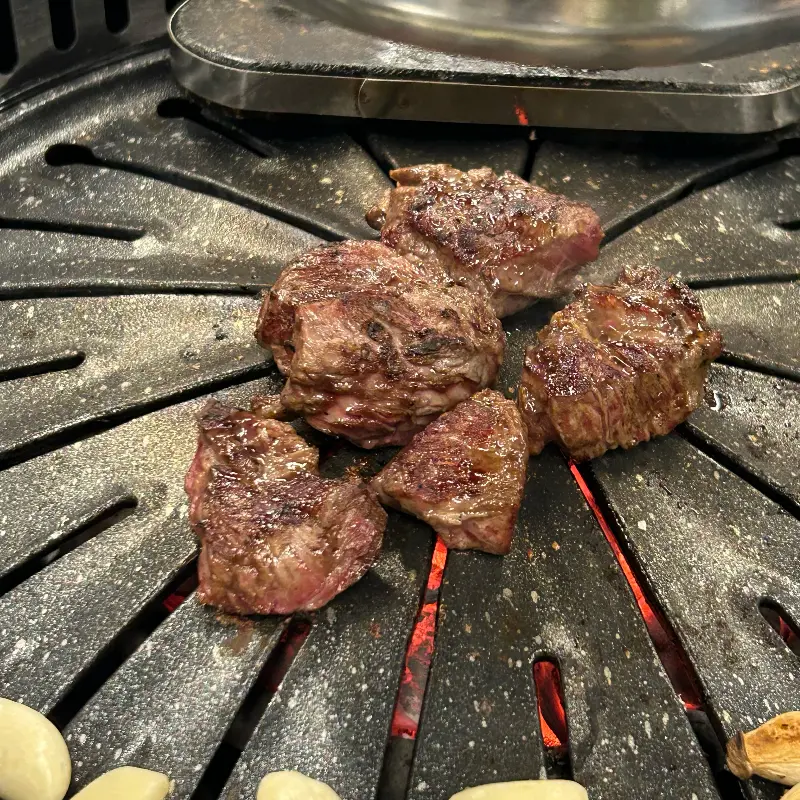 숯불 위에서 노릇하게 익어가는 소고기