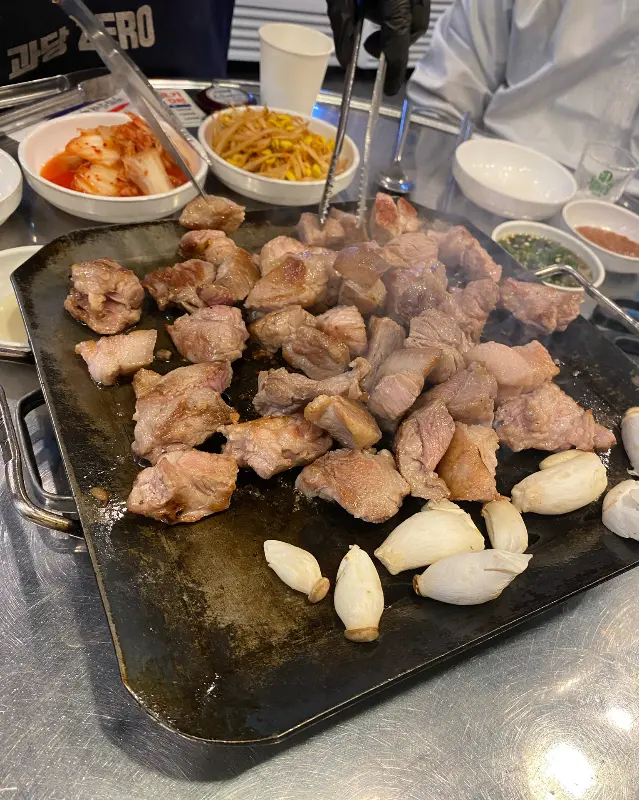 숯불 위에서 맛있게 익어가는 뒷고기