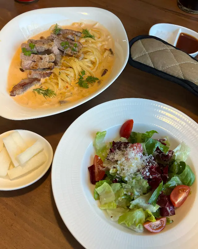 스테이크와 샐러드