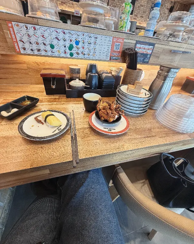 레일 옆 테이블에 놓여진 초밥