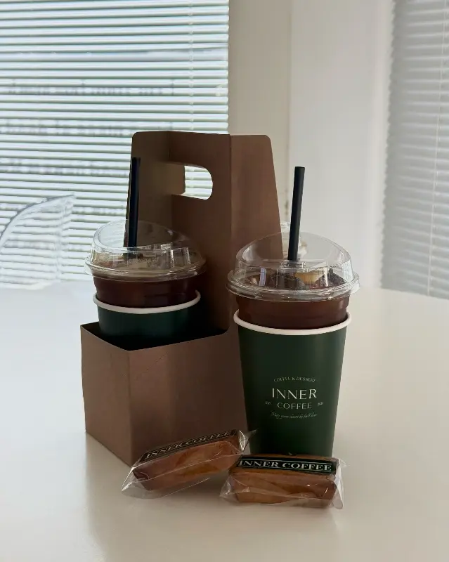 테이크 아웃 잔에 담긴 이너커피