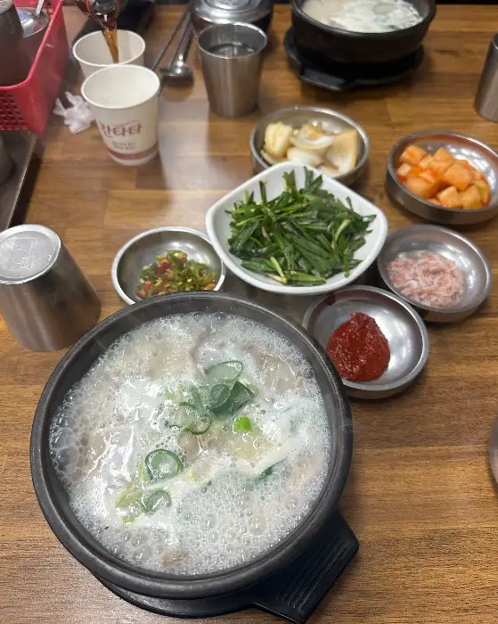 김가네 매운족발돼지국밥의 국밥과 반찬