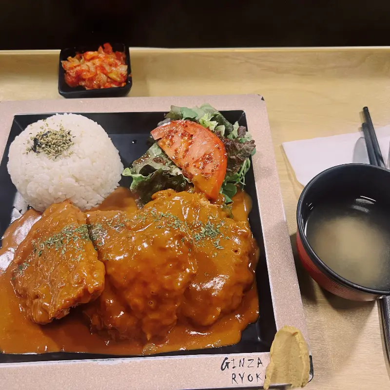 데미그라스 돈까스 한 상 차림