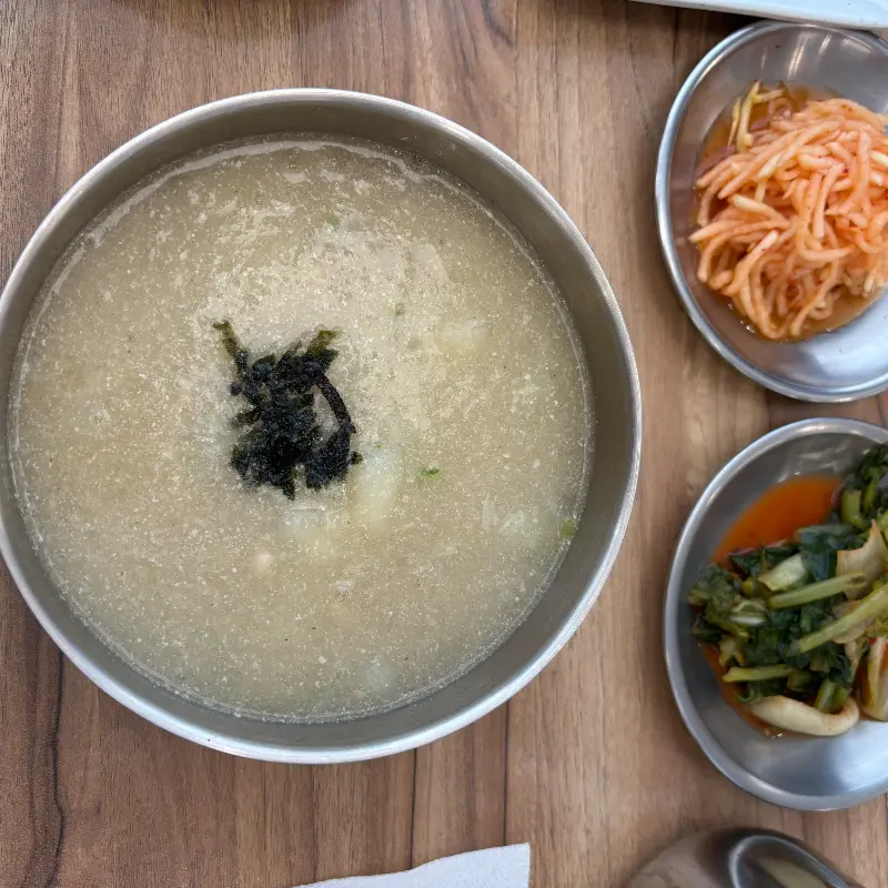 곁들여 먹기 좋은 메밀만두