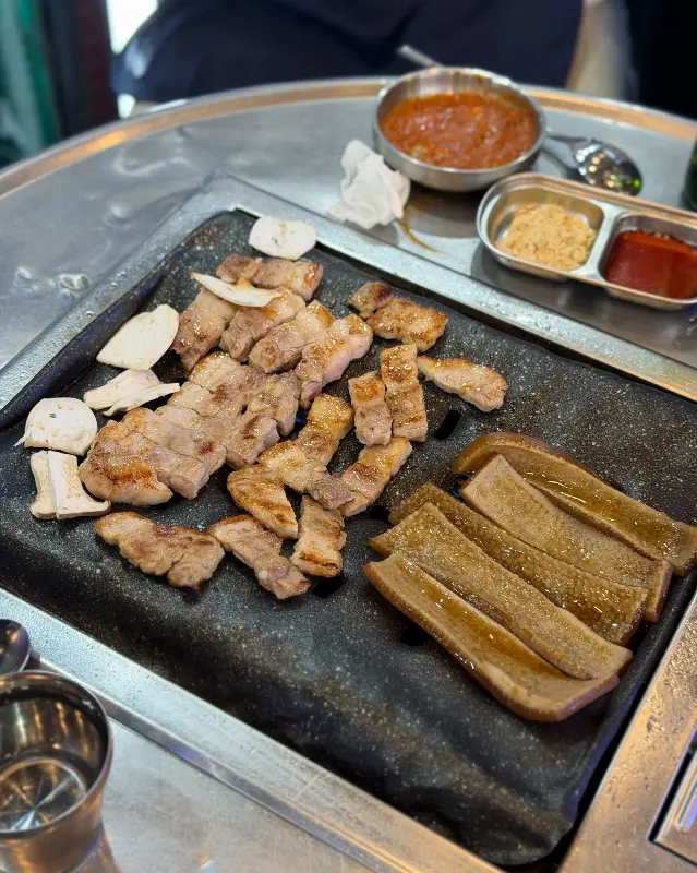 불판 위의 삼겹살과 껍데기