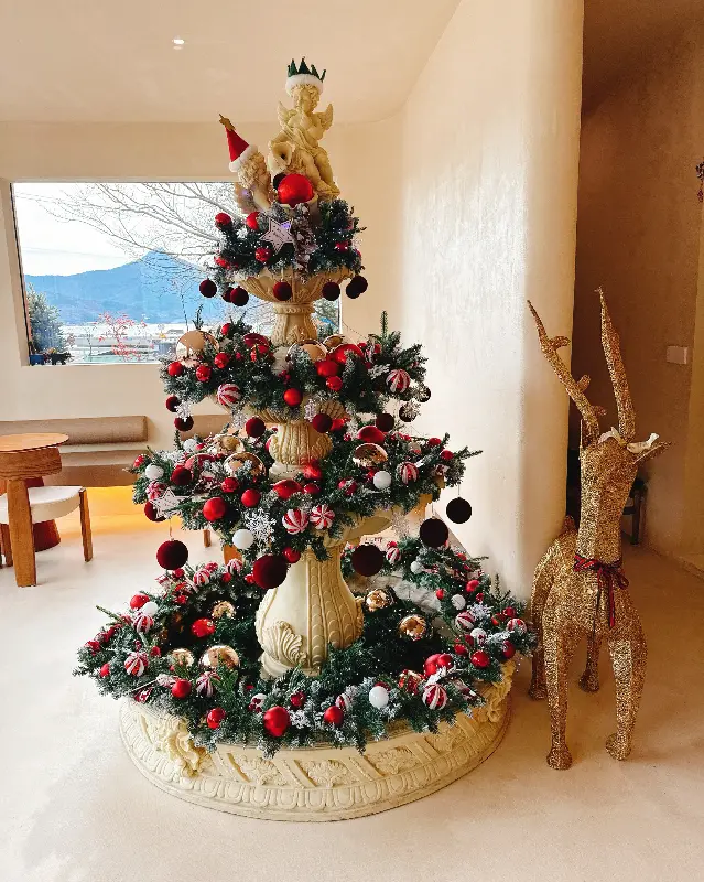 크리스마스 분위기로 장식된 카페 내부