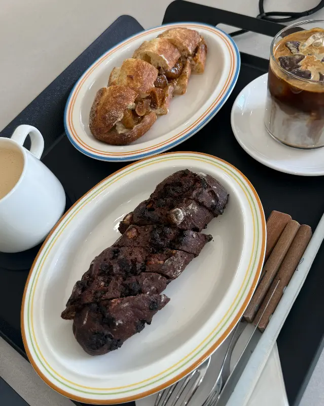 헤이즐넛 초코 바게트와 음료