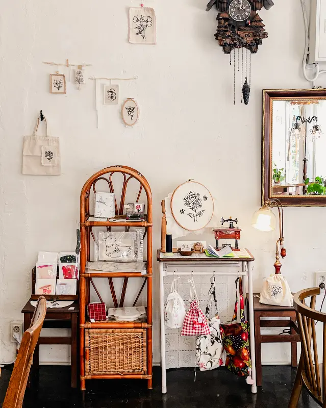 빈티지한 소품들이 가득한 공간