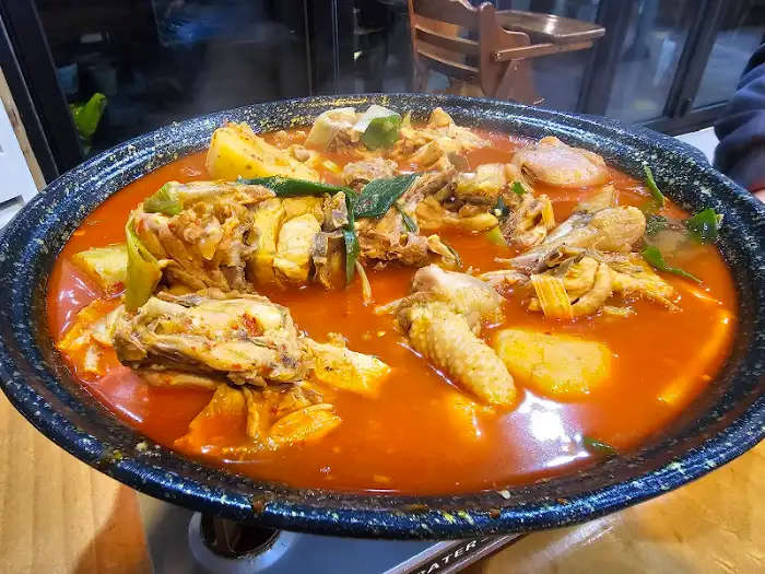 얼큰한 국물에 오리고기와 채소가 어우러진 오리주물럭