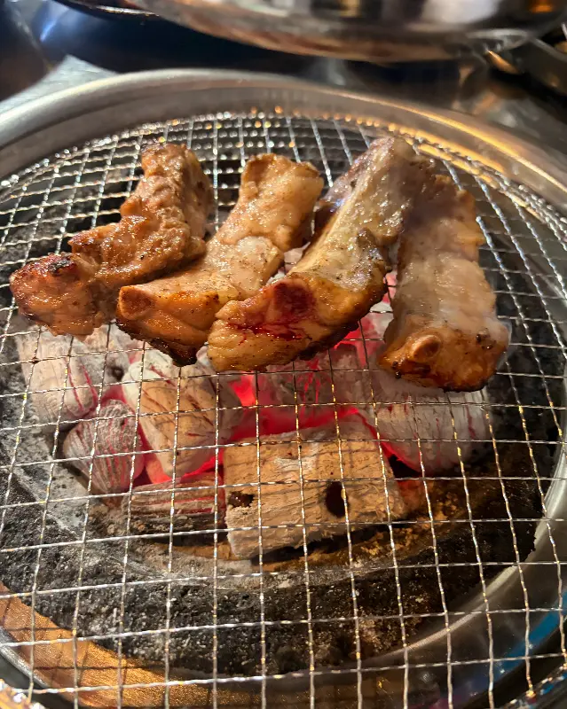 숯불 위에서 맛있게 익어가는 쪽갈비