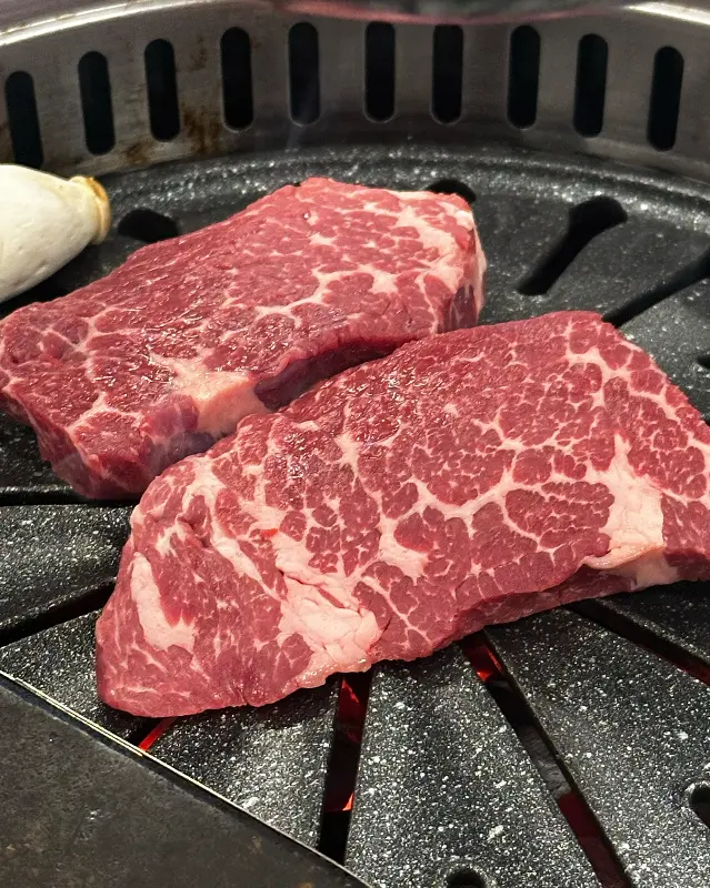 숯불 위에서 맛있게 익어가는 소고기의 모습