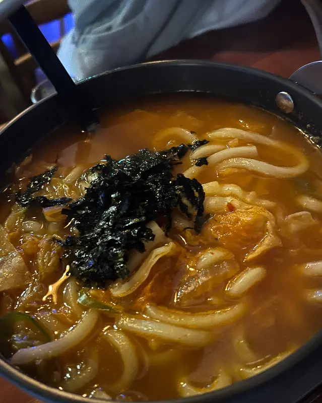 김이 모락모락 나는 김치우동