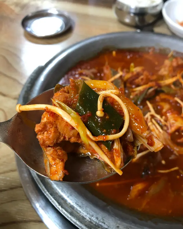 숟가락 위에 올려진 메기불고기