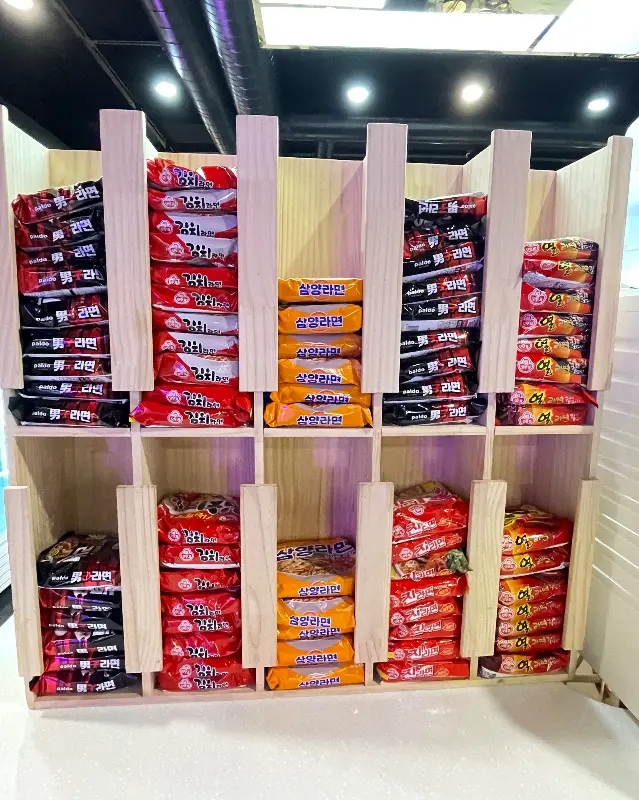 다양한 종류의 라면이 구비된 셀프 라면 코너