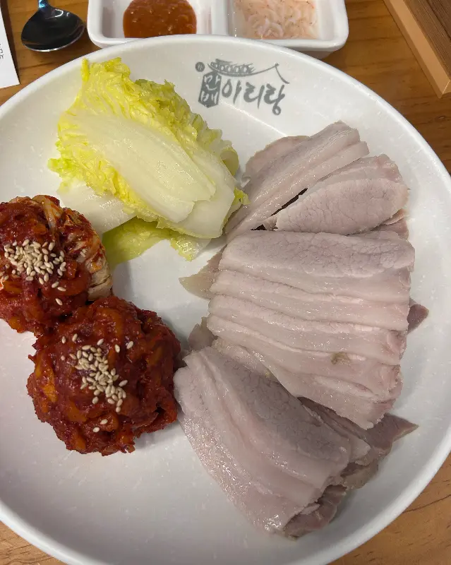 윤기가 흐르는 가브리살 보쌈