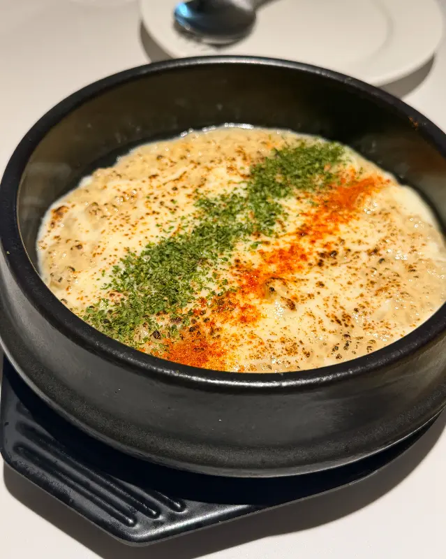 뚝배기에 담겨 나온 김치 리조또