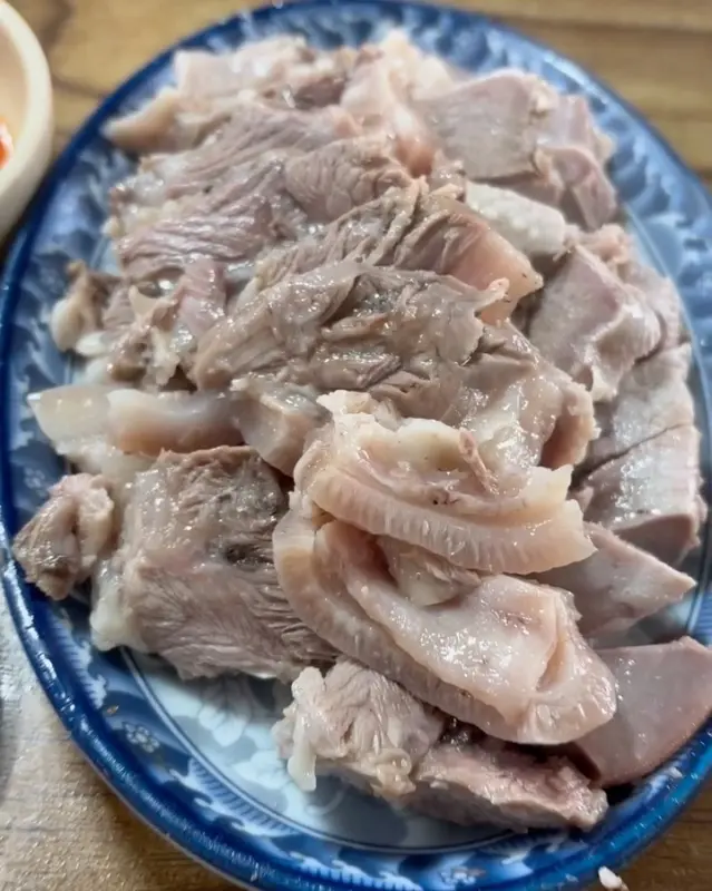 수육처럼 푸짐하게 담겨 나오는 머릿고기 한 접시