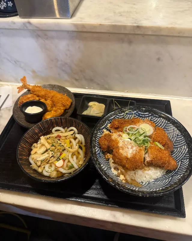 정갈하게 담긴 덮밥 정식 한 상