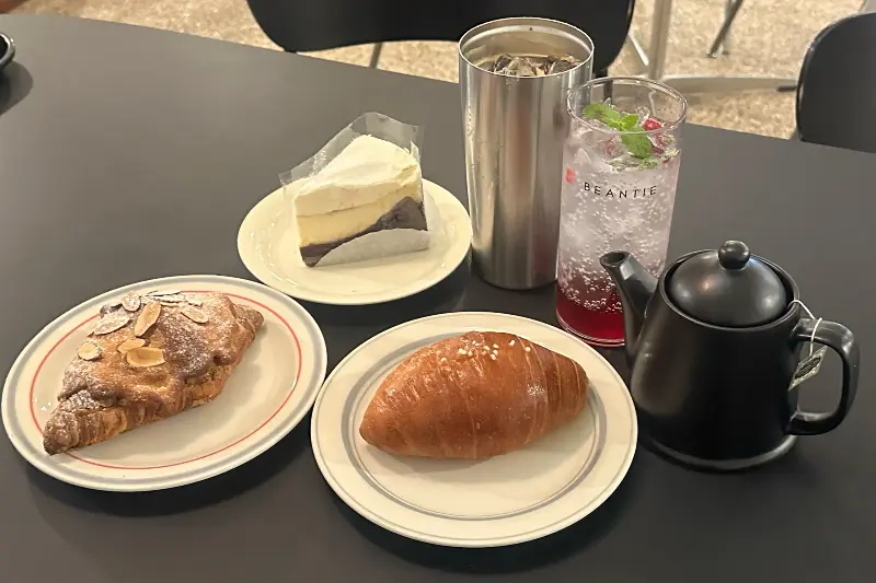 다양한 디저트와 음료