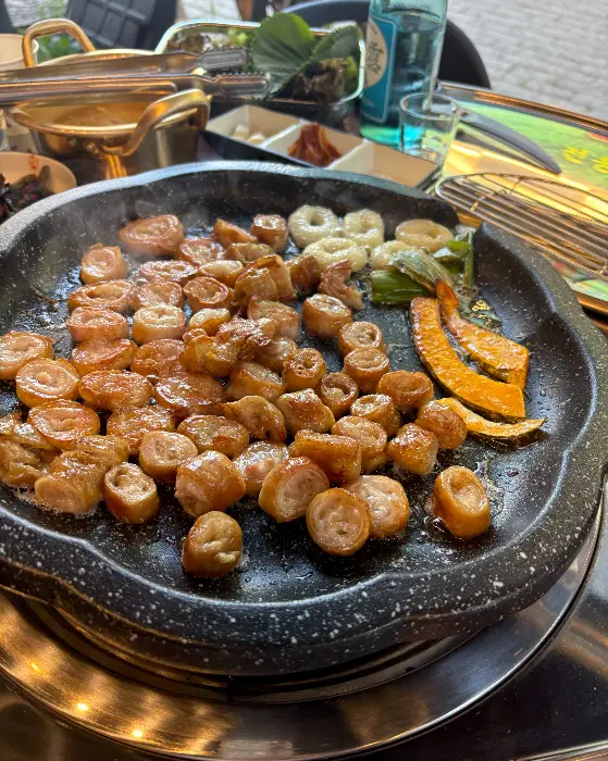 맛있게 구워진 연막창과 곁들임 채소