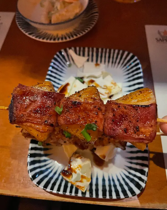 돼지고기 꼬치의 모습. 겉은 바삭하고 속은 촉촉하게 구워져 있다.