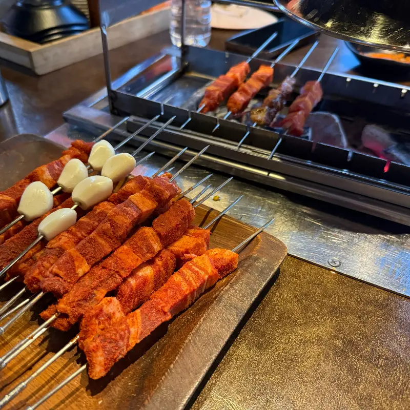 붉은 양념이 먹음직스러운 양꼬치