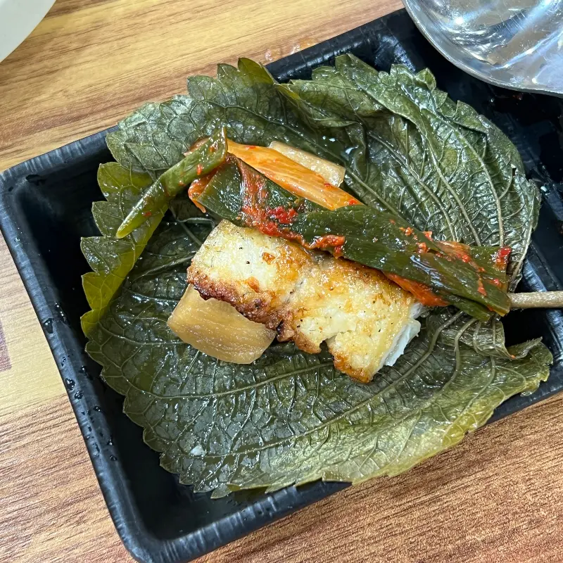 깻잎 장아찌에 싸 먹는 장어