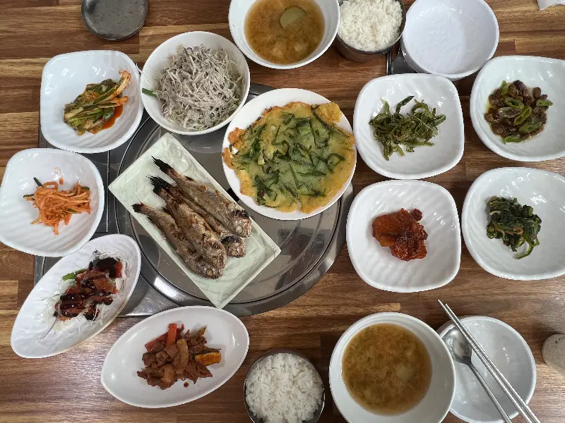 푸짐한 한 상 차림 전체 샷