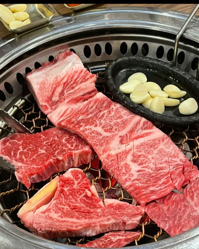 숯불 위 꽃등심과 마늘