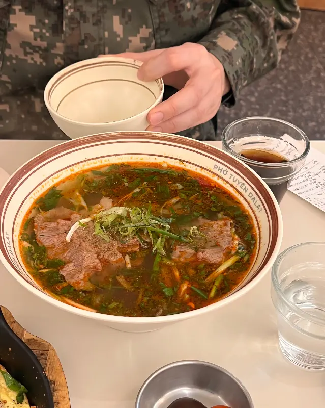 얼큰한 국물이 인상적인 쌀국수