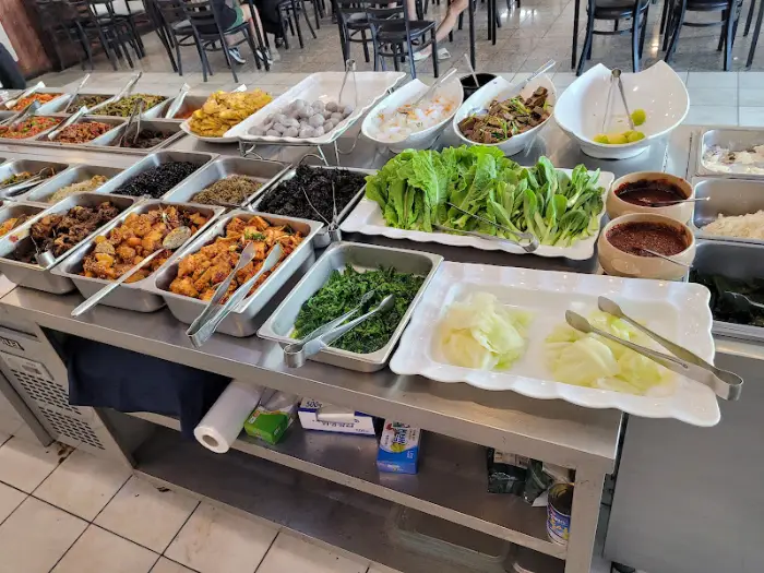 신선한 채소와 쌈 채소 코너