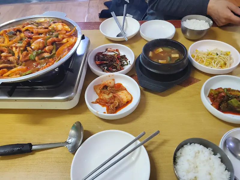 한 상 가득 차려진 쭈꾸미 볶음