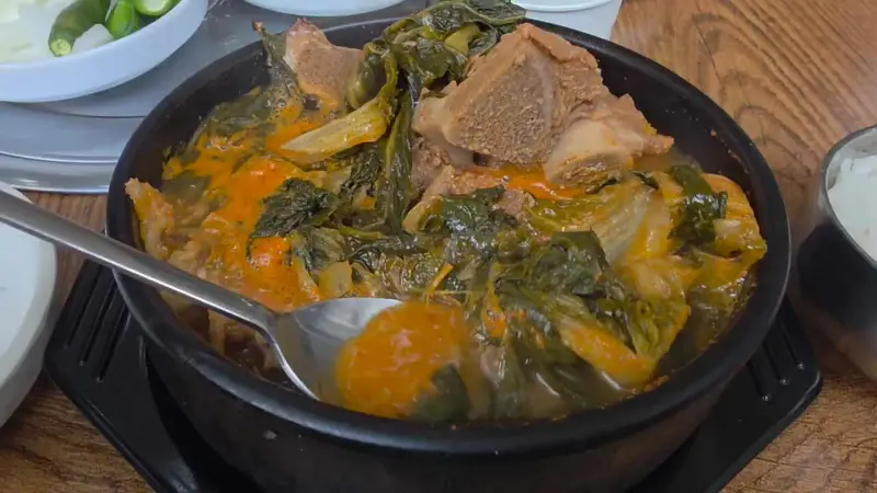 푸짐한 뼈해장국 한 상