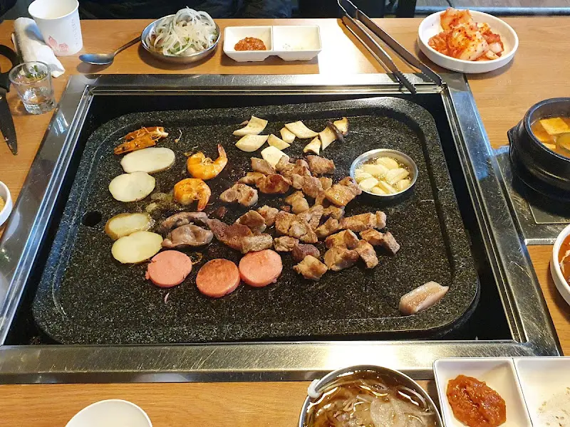 불판 위의 삼겹살, 김치, 버섯, 소세지