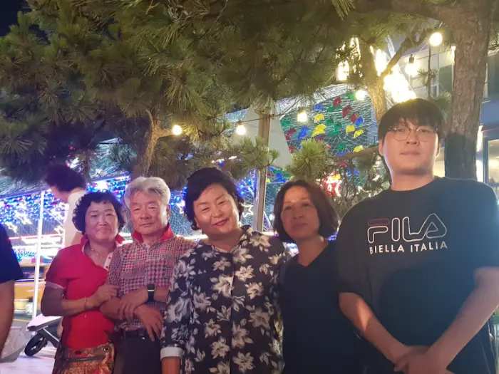 따뜻하게 웃는 가족 사진