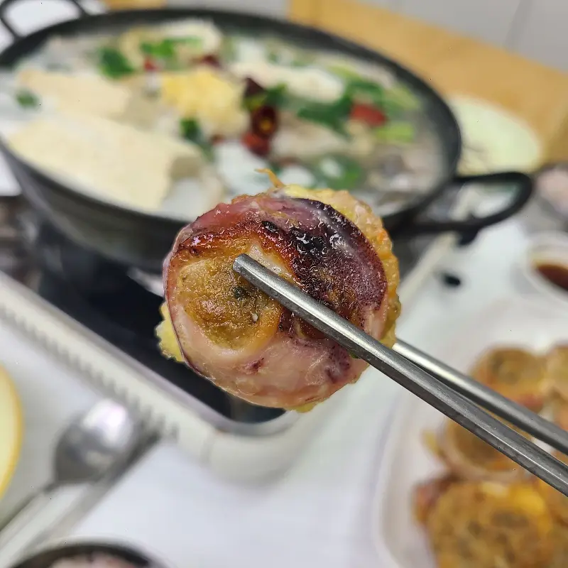 젓가락으로 집어 올린 오징어순대