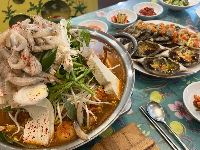 꽃게탕과 간장게장, 그리고 여러가지 반찬들이 차려진 한상차림