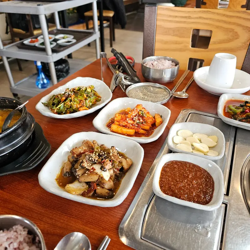 다양한 밑반찬들이 정갈하게 담겨 나온 모습