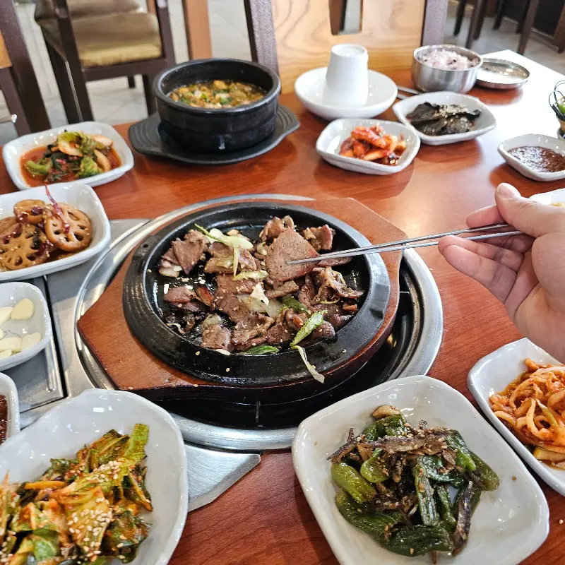 숯불 향이 가득한 돼지불고기와 다양한 밑반찬