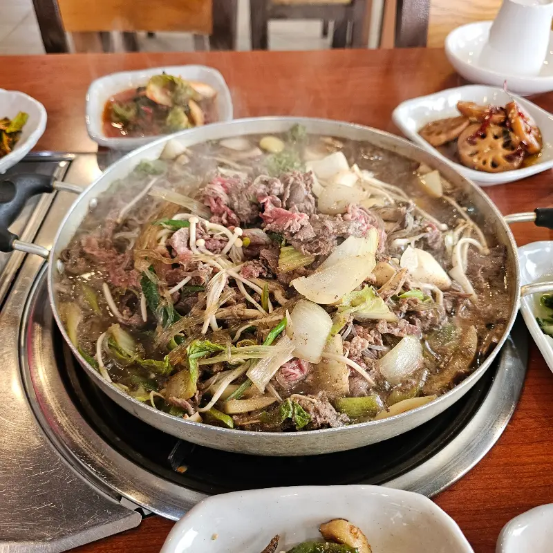 테이블 가득 차려진 불고기 한 상 차림