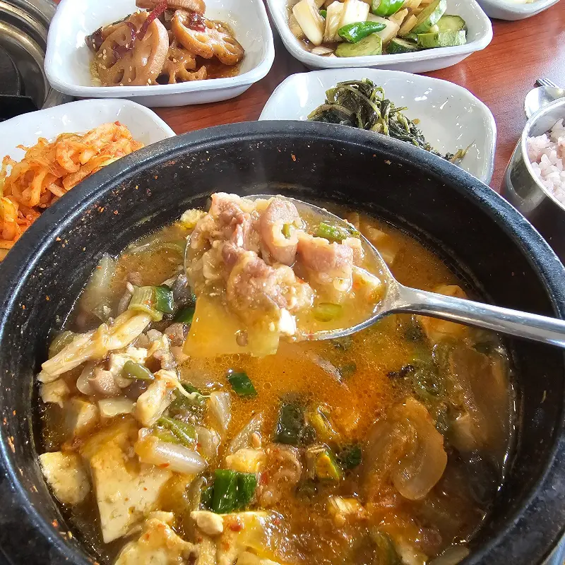 뚝배기에 담겨 나온 된장찌개