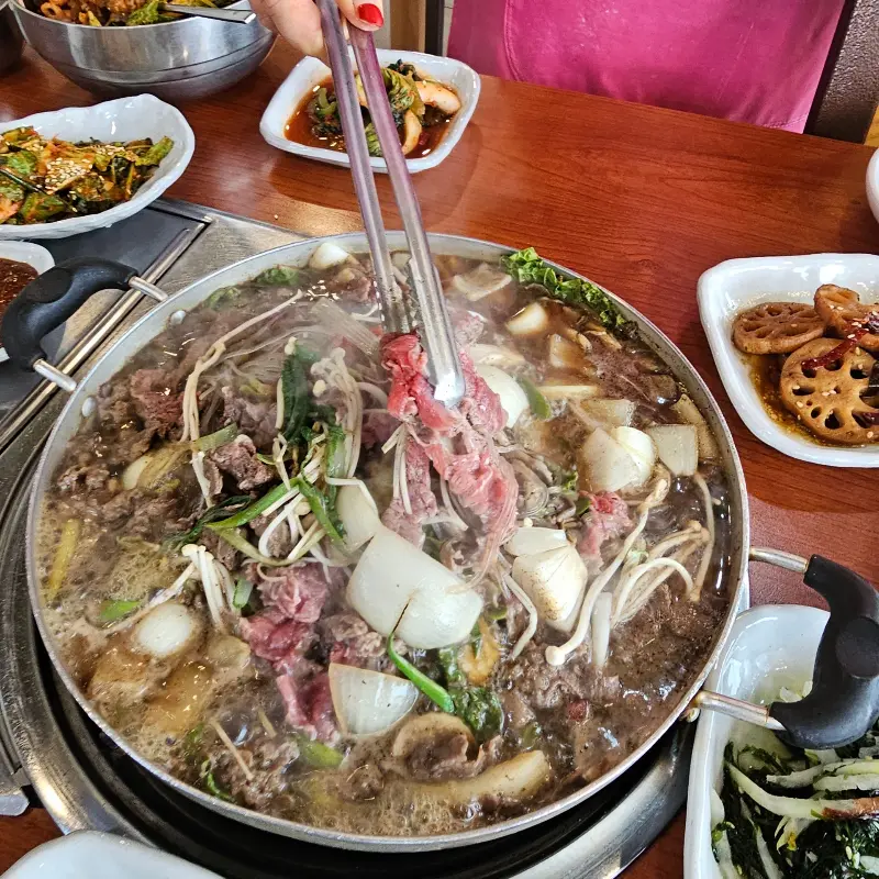 불고기 전골이 보글보글 끓고 있는 모습