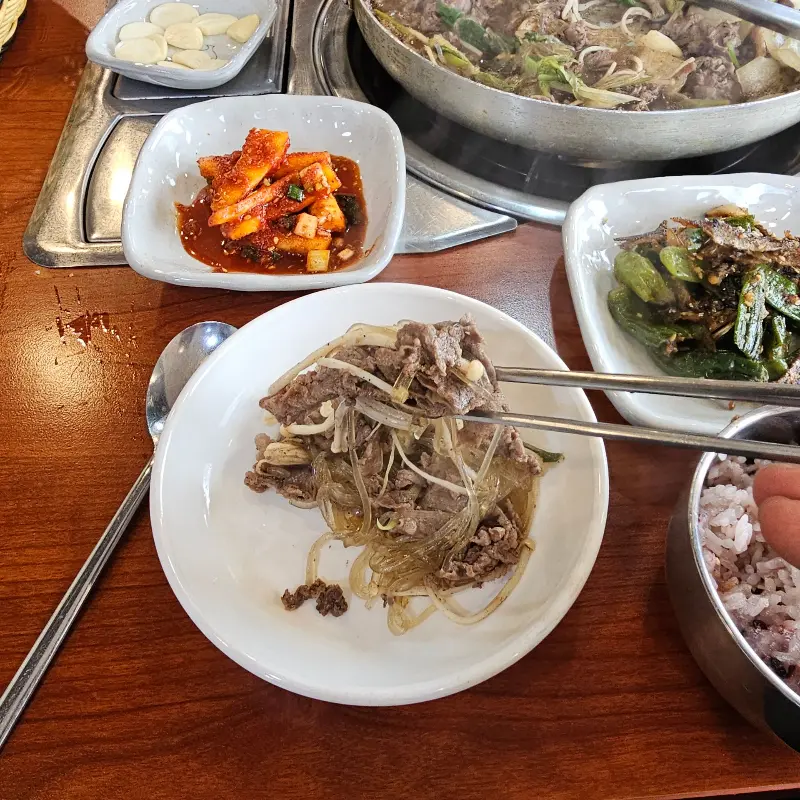 불고기를 젓가락으로 집어 올린 모습