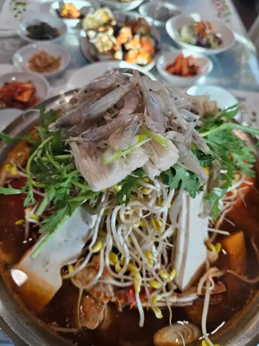꽃게탕 - 각종 채소와 해산물이 어우러진 모습