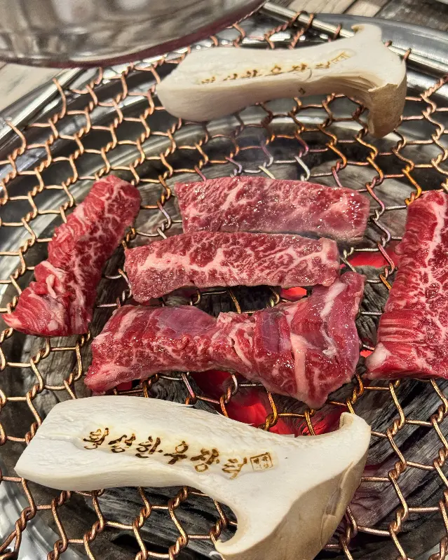 숯불 위에 구워지는 꽃등심