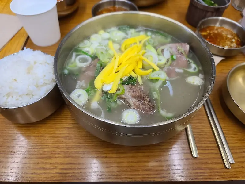돈뼈국밥 한상차림